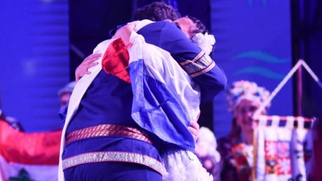 El abrazo de los dos nuevos embajadores al ser elegidos este domingo por la noche.&nbsp;