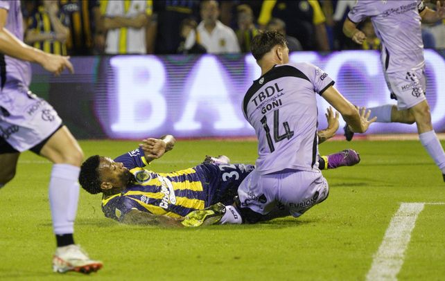 Abel Hernández va al piso ante Barracas Central. Jugó poco y se lesionó feo.