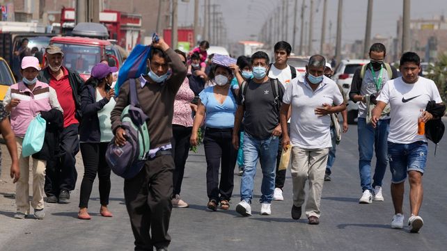 Debido al paro de transporte, la gente se movilizó caminando. 