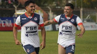 Alegría Charrúa. Gonzalo Gómez, junto a Tomi Ramírez, celebra el gol de la apertura ante Puerto Nuevo. El oriundo de Ubajay (Entre Ríos) es figura en Central Córdoba&nbsp;