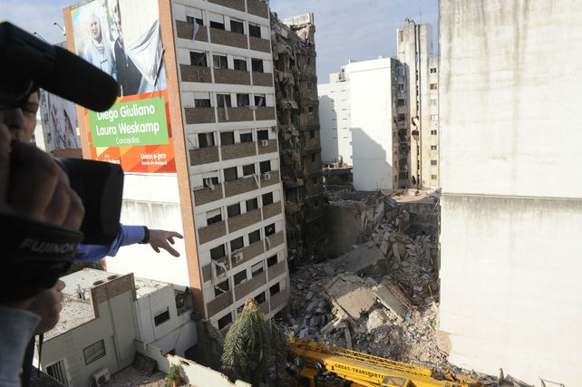 Impacto. La escena donde ocurrió la explosión en calle Salta y que dejó como saldo 22 víctimas fatales.