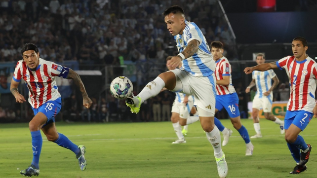Lautaro Martínez la controla en el aire con clase. El Toro abrió el marcador para Argentina