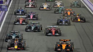 Largada del Gp de Arabia Saudita. Oscar Piastri por dentro, Max Verstappen por afuera. Un momento decisivo.