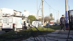 Insólito corte de tránsito en Rosario: un semáforo se partió y cayó en plena calle