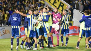 Los jugadores canallas celebran el triunfo ante Independiente, el último en Arroyito.