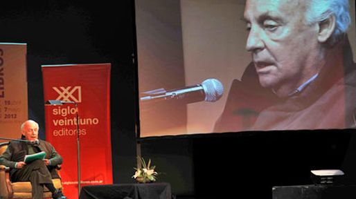 Galeano en la Feria del Libro: El mundo est&aacute; en guerra contra los pobres y no contra la pobreza