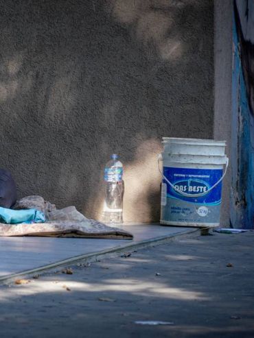 Proponen un refugio para familias en situación de calle financiado por los concejales