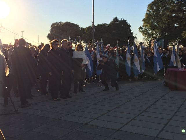 Macri preside el acto por el Día de la Bandera que empezó puntual en el Monumento