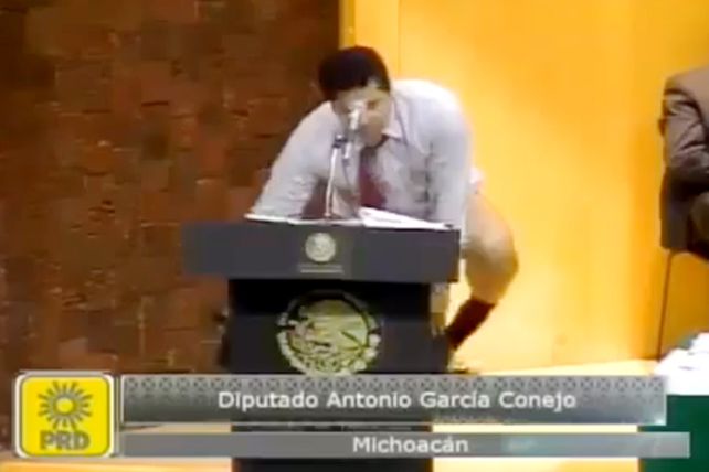 México: hizo un striptease en medio del Congreso para oponerse a una ley