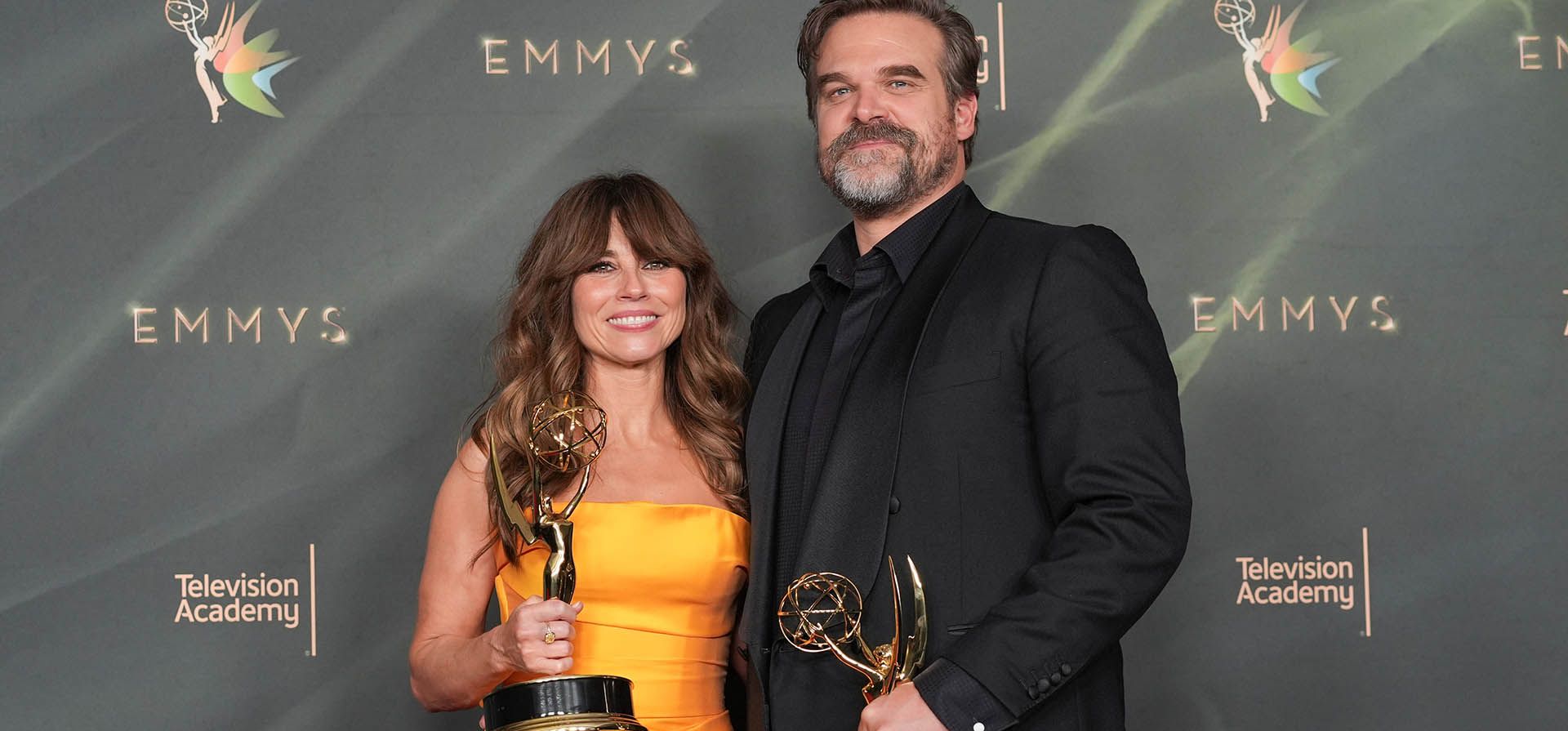 Linda Cardellini y David Harbour posan en la sala de prensa con los premios a la mejor actriz de reparto en una serie limitada para televisión y al mejor actor de reparto en una serie limitada por "DTF St. Louis", durante la segunda noche de los premios Emmy de Artes Creativas, el domingo 6 de septiembre de 2026, en Los Ángeles. (Foto AP/Chris Pizzello) Linda Cardellini y David Harbour posan en la sala de prensa con los premios a la mejor actriz de reparto en una serie limitada para televisión y al mejor actor de reparto en una serie limitada por "DTF St. Louis", durante la segunda noche de los premios Emmy de Artes Creativas, el domingo 6 de septiembre de 2026, en Los Ángeles. (Foto AP/Chris Pizzello)
