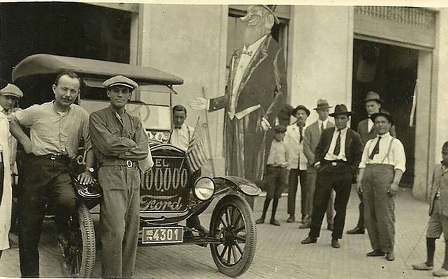 Los viajeros de la travesía promocional de Ford fueron tres mecánicos cuyas identidades no trascendieron