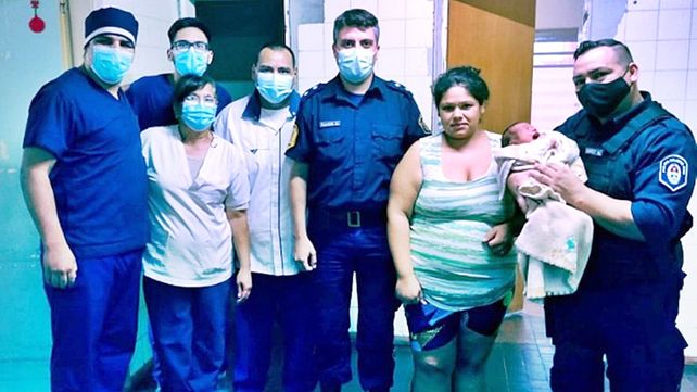 Dos policías que patrullaban la zona de la carretera La Cruz