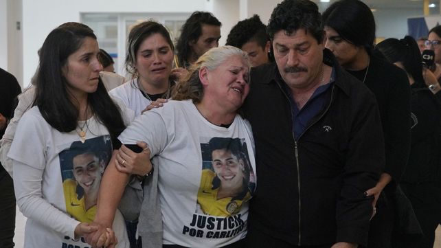 La familia Orellano se retira de la sala de audiencias donde se leyó el veredicto en el juicio por la muerte de Bocacha.