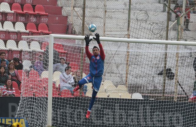 Una atajada de Sebastián Moyano, candidata a la Mejor de la 4ª fecha