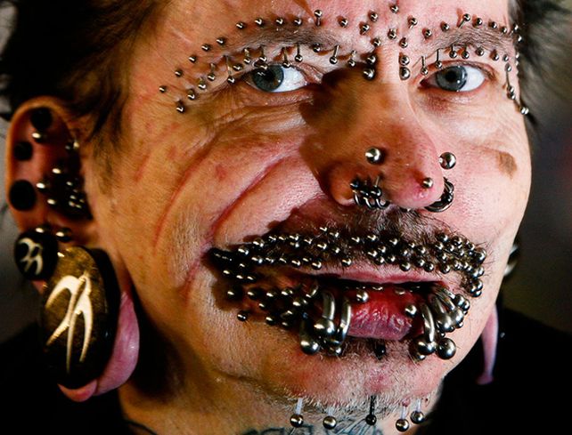 Dubai le prohibió la entrada a un hombre que tiene 453 piercings, dos cuernos y numerosos tatuajes