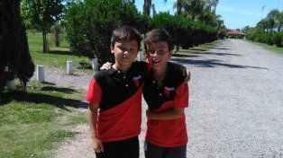 Máximo Johnston junto a su hermano mellizo el 4 de diciembre de 2016, día en que ambos llegaron a Colón para disputar su primer torneo.
