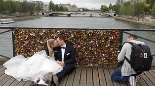 Las autoridades de París comenzaron a desmantelar los candados del amor