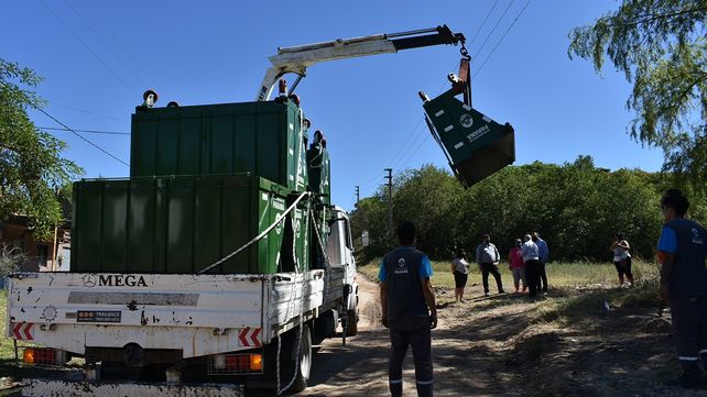 Distribuyen contenedores metálicos en los barrios de Paraná