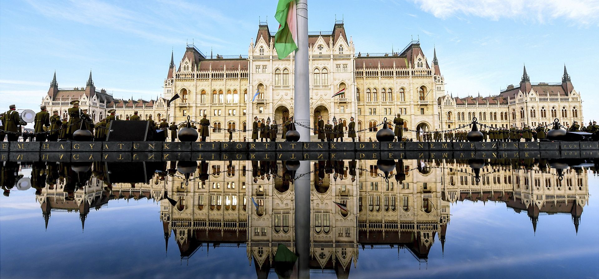 La bandera de Hungría ondea a media asta durante una ceremonia que marca el 173º aniversario de los Mártires de Arad de 1849 en el edificio del Parlamento en Budapest, Hungría, el jueves 6 de octubre de 2022. Los trece generales rebeldes húngaros, conocidos como los Mártires de Arad, fueron ejecutados el 6 de octubre de 1849 en la ciudad de Arad, ahora Rumania, al final de la revolución cívica de 1848/1849 y la guerra de independencia contra el dominio de los Habsburgo.