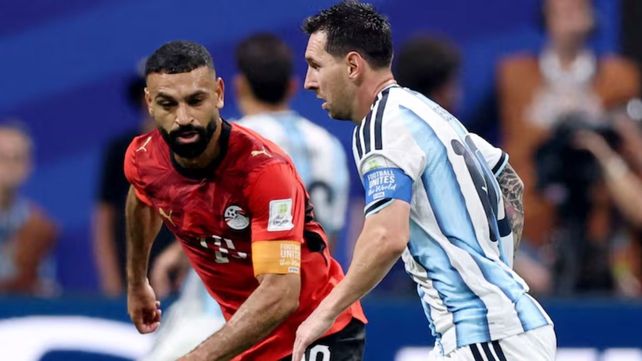 Los capitanes de Egipto y Argentina. Salah y Messi en una jugada durante el partido de octavos de final de este martes.