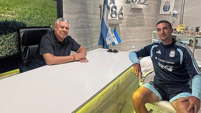 Tapia y Scaloni comenzaron las charlas con el objetivo de que el DT renueve su contrato.