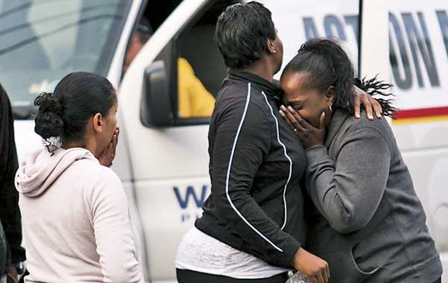Desgarrador. Una mujer rompe en llanto ante la tragedia de Trenton.