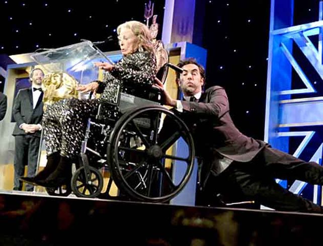 El comediante Sacha Baron Cohen empujó a una anciana en silla de ruedas desde un escenario