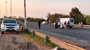 La ambulancia trasladó a la mujer que viajaba en la moto y el auto estació frente al Gauchito Gil.&nbsp;