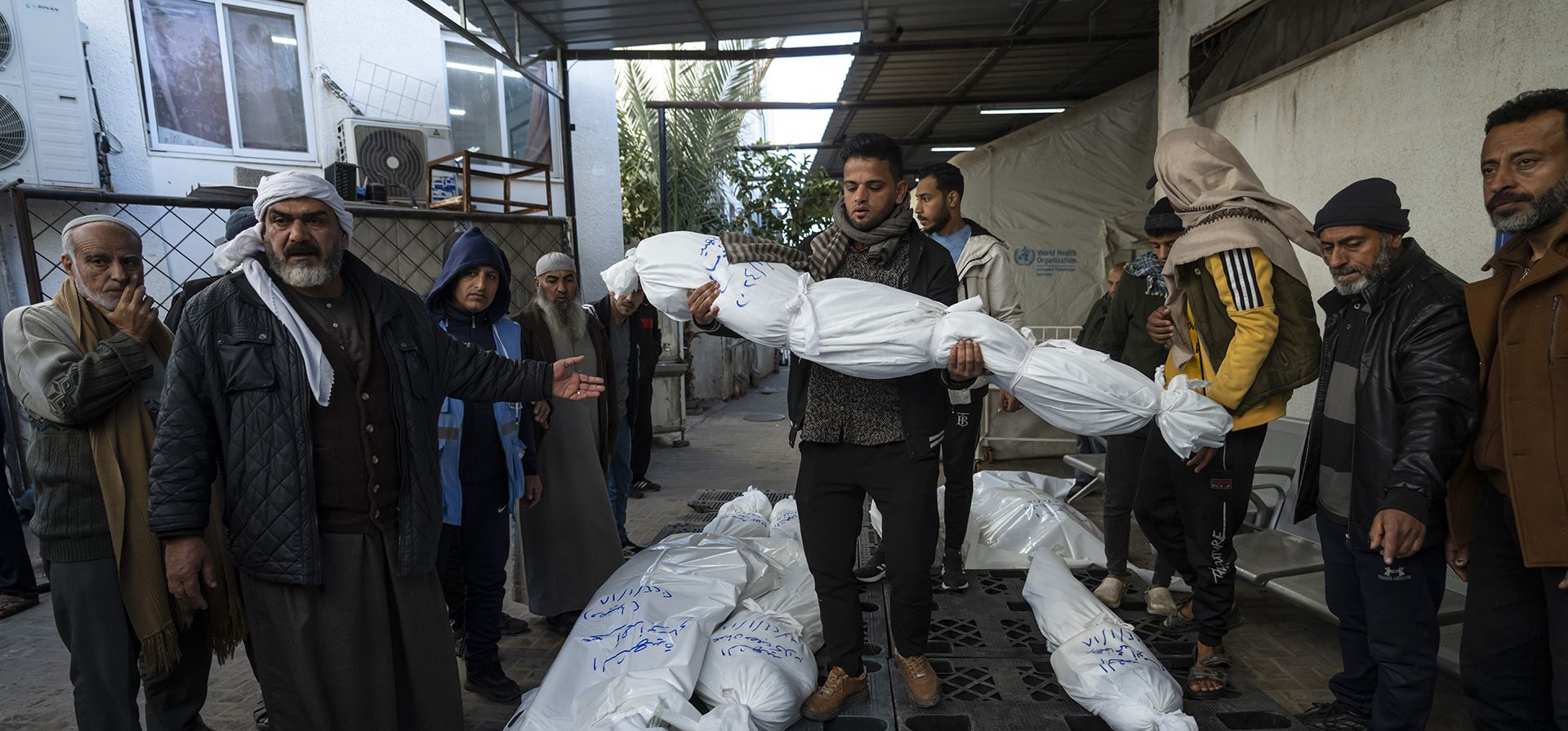 Palestinos lloran a sus familiares muertos en el bombardeo israelí de la Franja de Gaza, afuera de una morgue en Rafah, sur de Gaza, el jueves 18 de enero de 2024. (Foto AP/Fatima Shbair) Palestinos lloran a sus familiares muertos en el bombardeo israelí de la Franja de Gaza, afuera de una morgue en Rafah, sur de Gaza, el jueves 18 de enero de 2024. (Foto AP/Fatima Shbair)