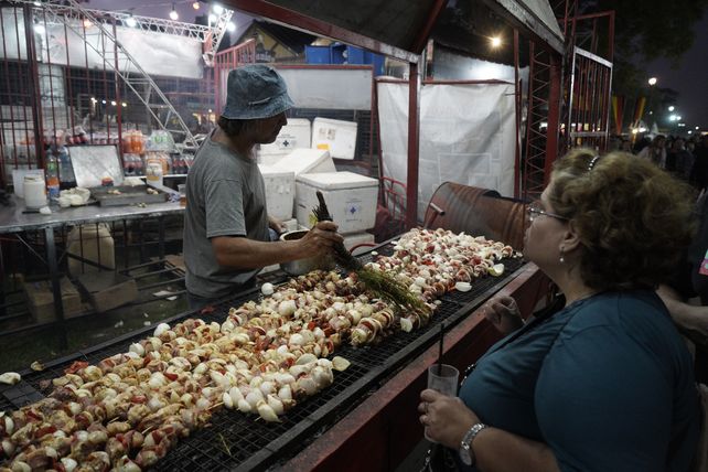 El municipio busca incentivar que las personas lleguen a la Fiesta de Colectividades con su propios vasos plásticos reutilizables.