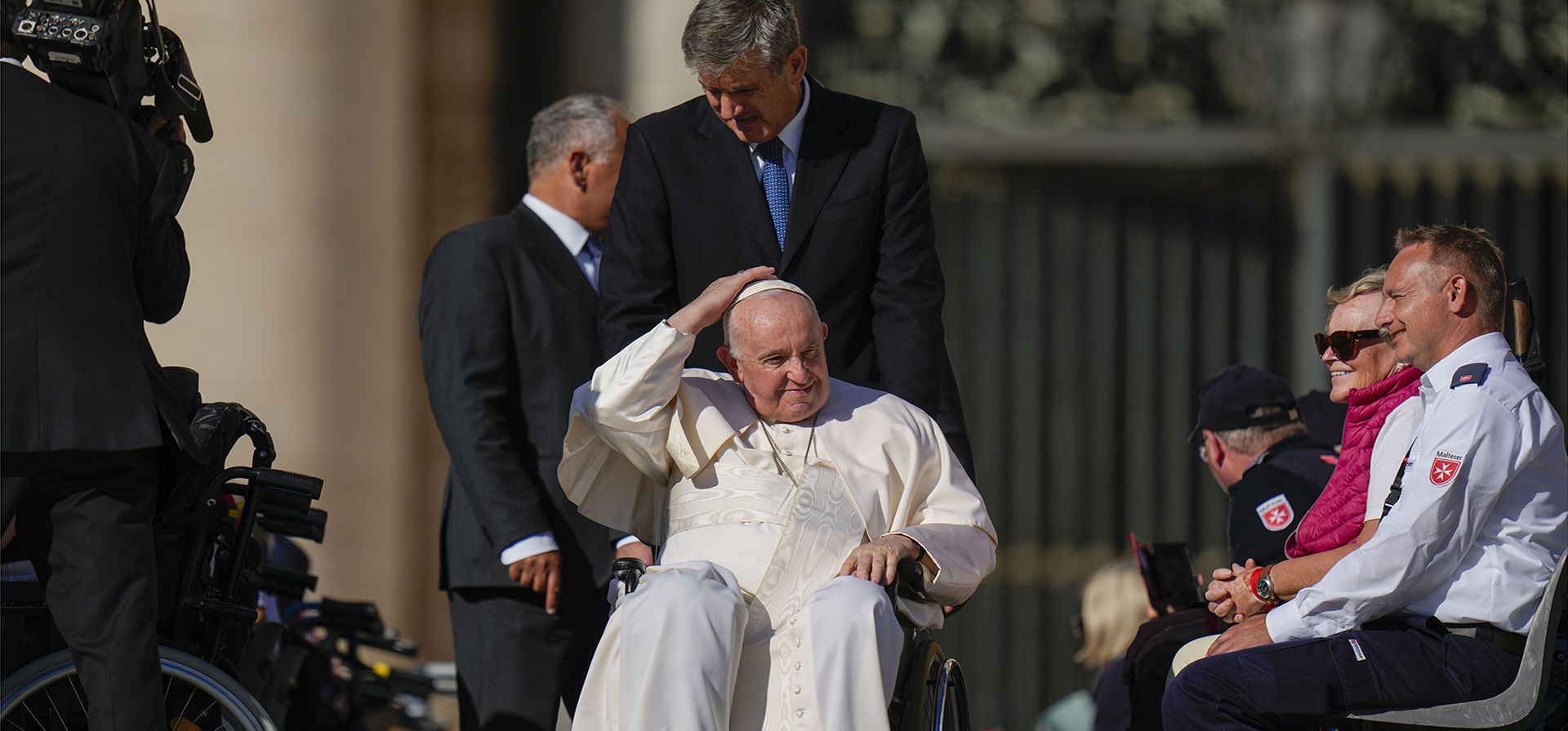 El papa Francisco en silla de ruedas asiste a su audiencia general semanal en la Plaza de San Pedro en el Vaticano, el miércoles 5 de octubre de 2022.