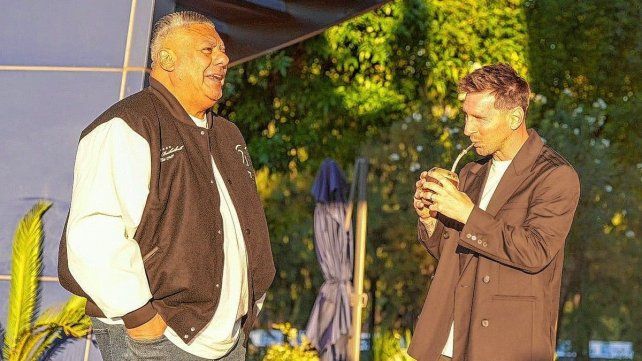 Chiqui Tapia recibió a Lionel Messi.