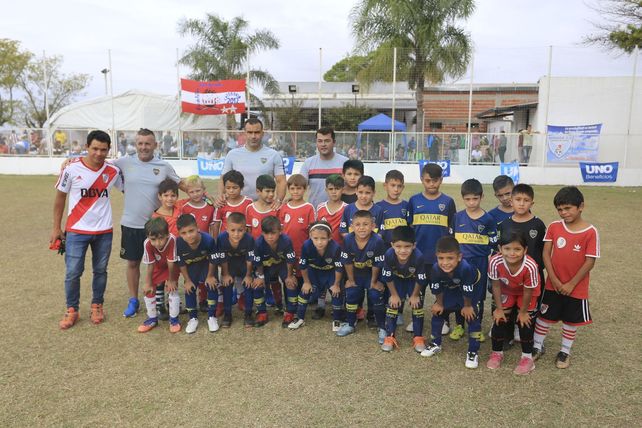 Los chicos de River y de Boca posaron juntos.&nbsp;