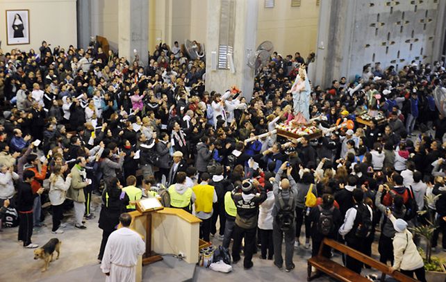 Bienvenida. María fue recibida en su santuario con bombas