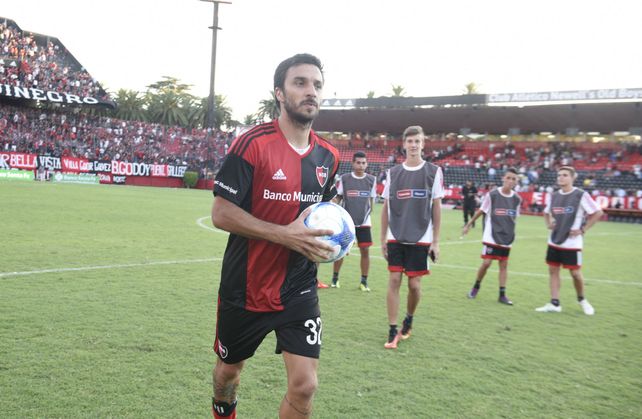 El dueño de la pelota. Scocco se llevó el balón a su casa luego de anotar tres goles.