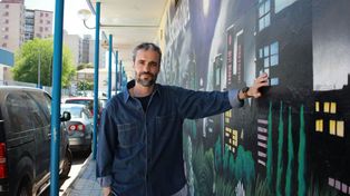 Javier Gómez Santander, guionista de La casa de papel, se asoció con un periodista argentino para escribir un podcast sobre ladrones de relojes