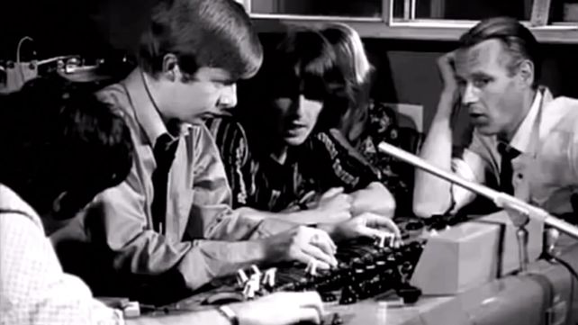 Geoff Emerick junto a George Harrison y George Martin (histórico productor de The Beatles) durante la grabación de Revolver
