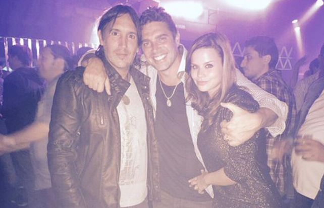 Matías Alé posa en una foto junto a un amigo y su futura esposa.