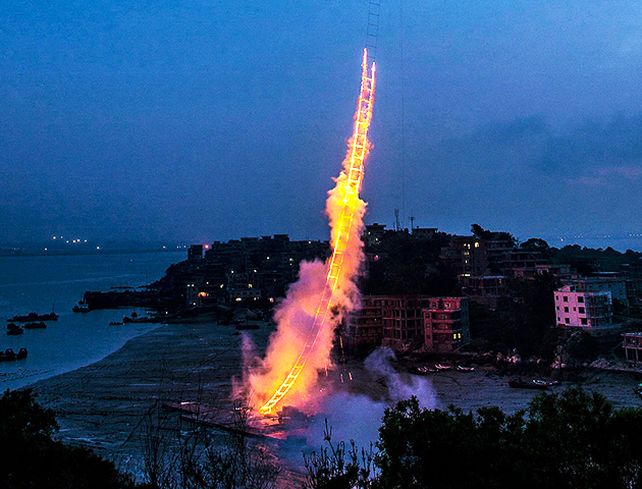Un artista inventó una escalera al cielo con pirotecnia para poder visitar a su abuela fallecida