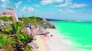 Xpu-Ha es una playa en la Riviera Maya, México, conocida por sus aguas cristalinas y ambiente relajado,