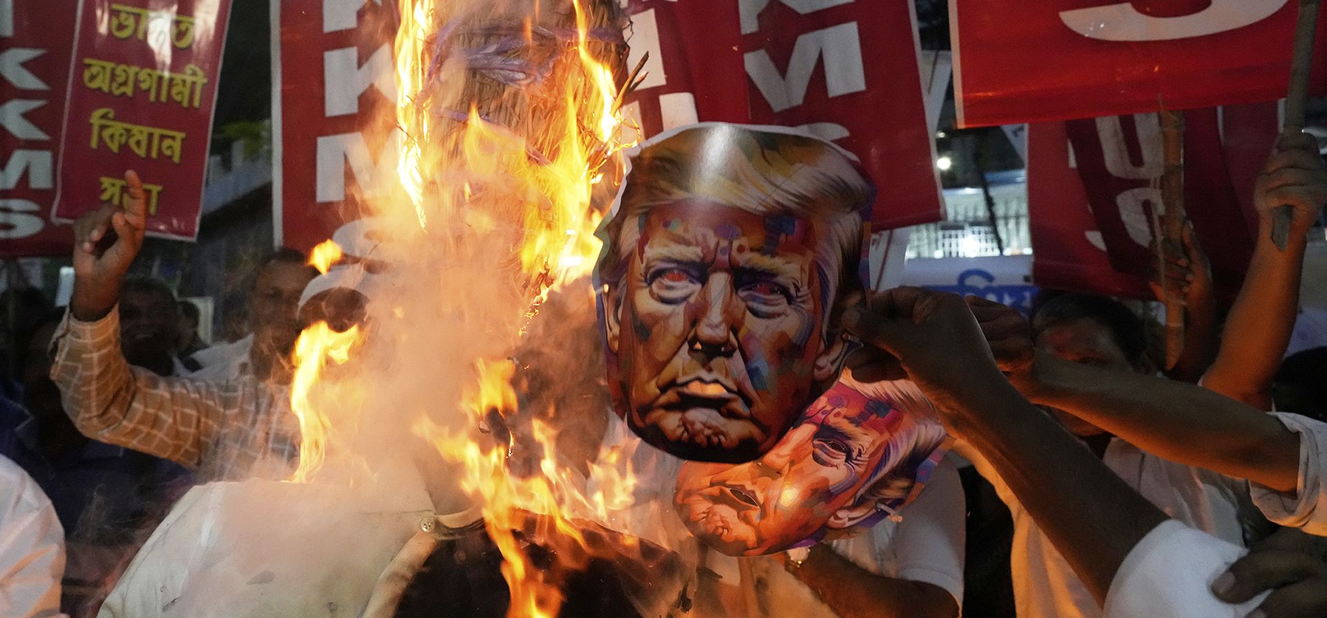 Activistas de diferentes sindicatos y organizaciones campesinas queman una efigie del presidente estadounidense Donald Trump cerca del consulado estadounidense durante una manifestación de protesta contra los aranceles y la guerra en Gaza en Calcuta, India, el miércoles 13 de agosto de 2025. (Foto AP/Bikas Das) Activistas de diferentes sindicatos y organizaciones campesinas queman una efigie del presidente estadounidense Donald Trump cerca del consulado estadounidense durante una manifestación de protesta contra los aranceles y la guerra en Gaza en Calcuta, India, el miércoles 13 de agosto de 2025. (Foto AP/Bikas Das)