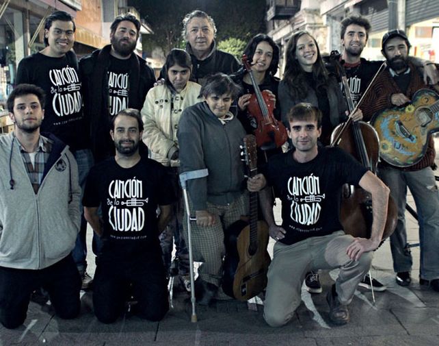 Juntos y a la par.  Los músicos y el equipo de Canción de la Ciudad. (Foto: gentileza Canción de la Ciudad)