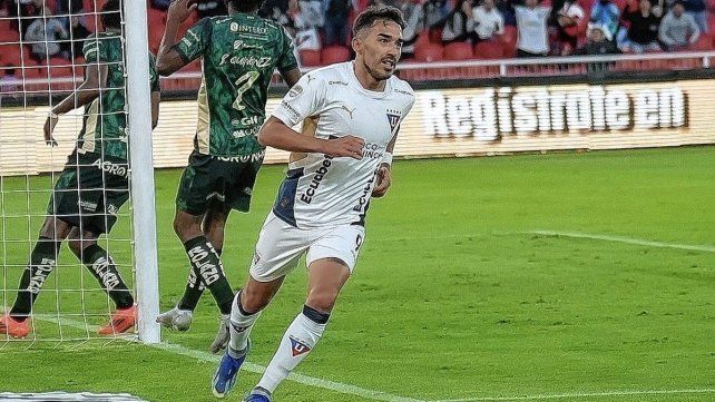 Golazo del vialense Lisandro Alzugaray en la goleada de la Liga de Quito