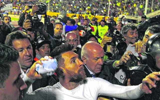 La más preciada. Messi&nbsp;&nbsp; está por arrojar su camiseta a la tribuna. El hincha que la atrapó se llevó el mejor trofeo.