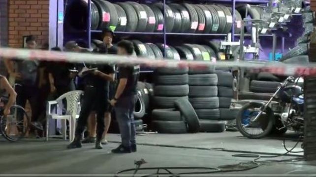 La víctima recibió tres impactos de bala y murió camino al hospital. (Foto: captura de TV)
