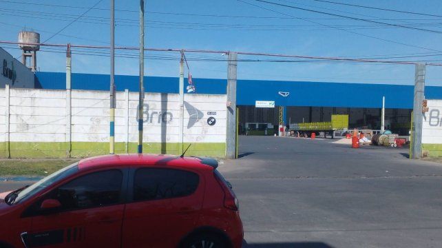 Trabajadores de Expreso Brio denunciaron incumplimiento en el pago de sueldos previo a una serie de 60 despidos en avenida Acevedo al 2900.