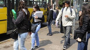 El incremento de alumnos que tramitan el medio boleto sube al ritmo de los bolsillos flacos estudiantiles.
