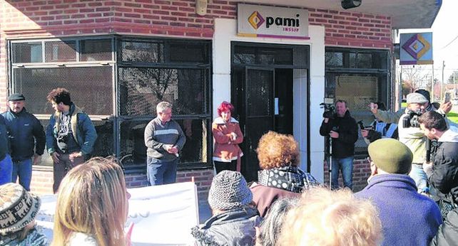la crisis interminable. Protesta frente a una de las sedes del Pami.