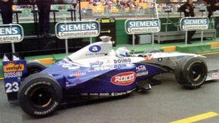 Esteban Tuero en los boxes de Melbourne, por los que debió pasar dos veces por sanciones durante el GP de Australia, su debut en Fórmula 1.