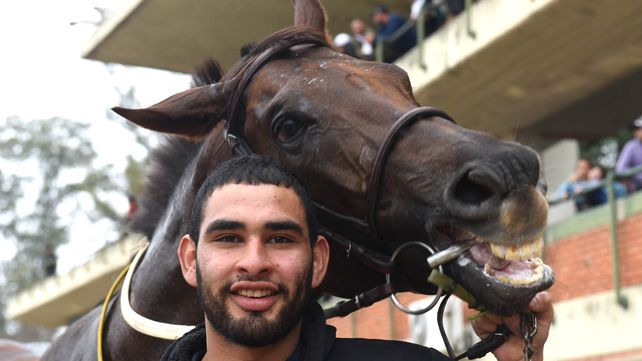 El caballo Gamblik Nak posa sonriente con su dueño orgulloso.